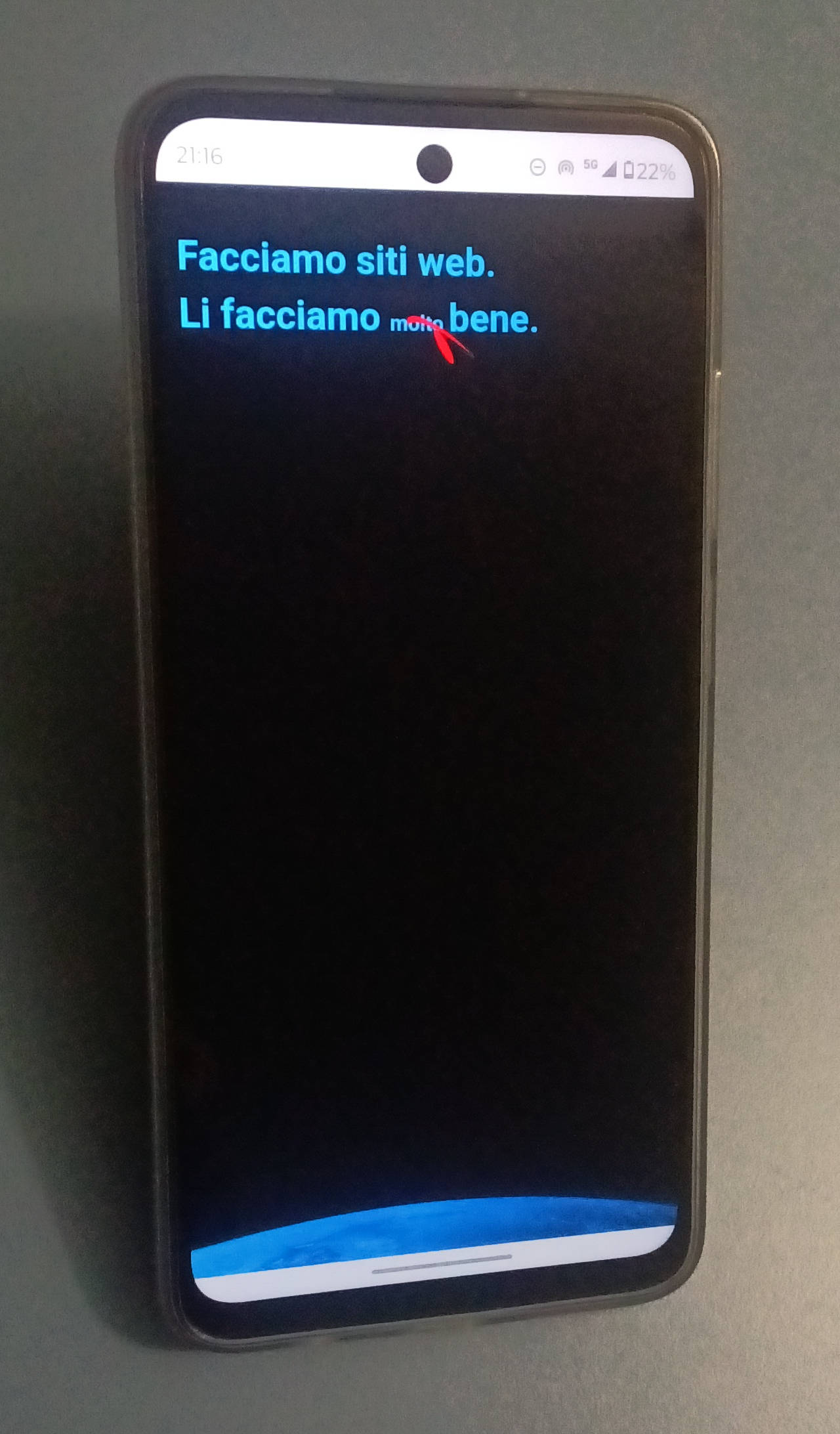 Foto home page BBCS.com su smartphone in verticale.
