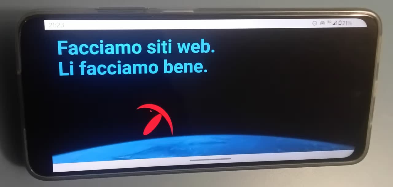 Foto home page BBCS.com su smartphone in orizzontale.