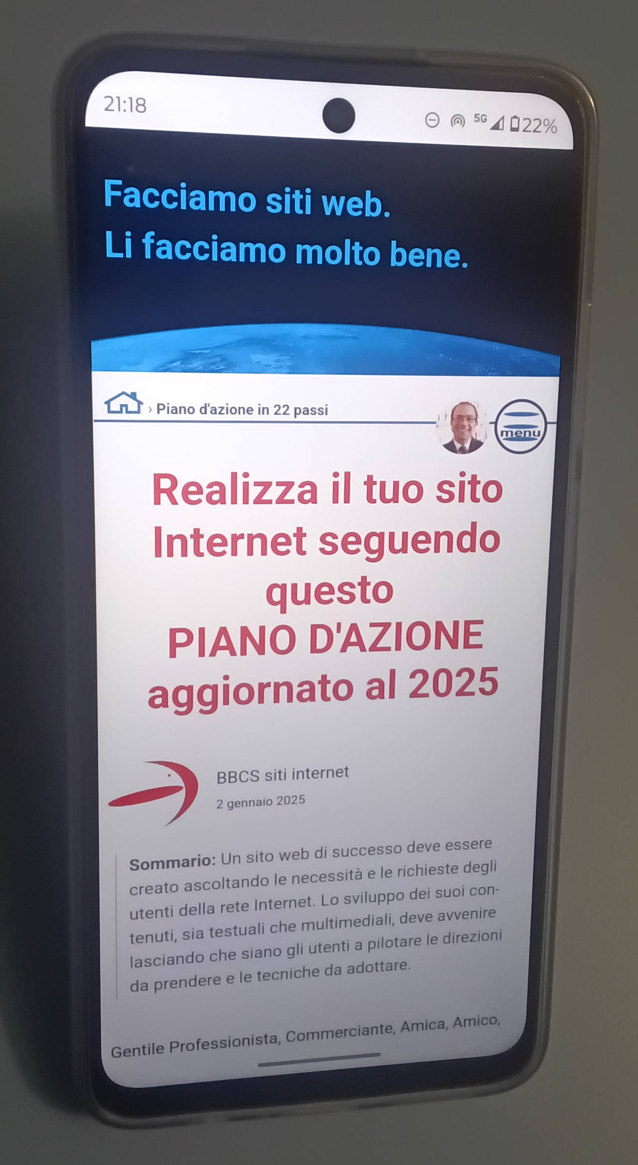 Altra foto della home page BBCS.com su smartphone in verticale.